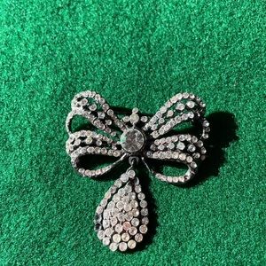 Vintage Hattie Carnegie crystal bow brooch